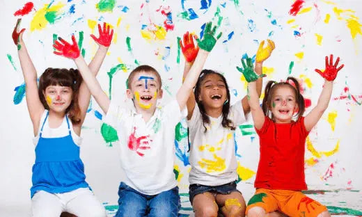 10 Tipps: Acrylfarbe von der Kleidung entfernen