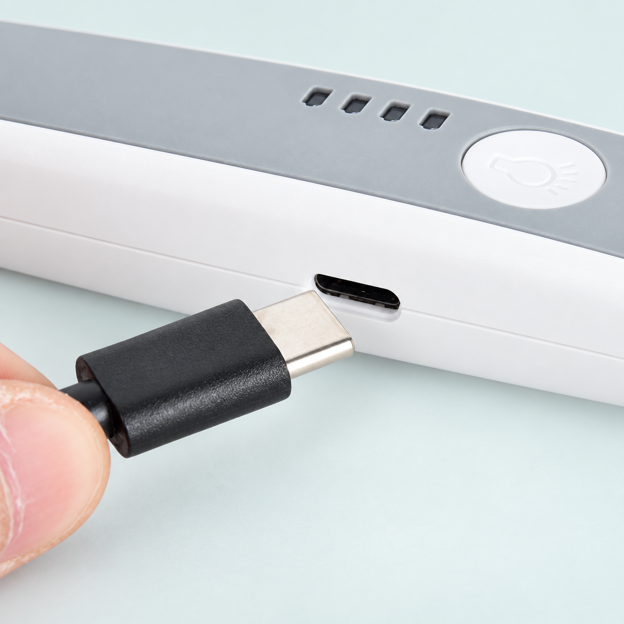 Nahaufnahme des USB-C-Ladeanschlusses, der Lichttaste und der Akkuanzeige der LED-Lupe