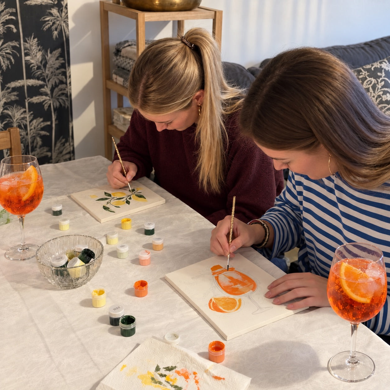 Zwei Menschen malen Obstmotive am Tisch
